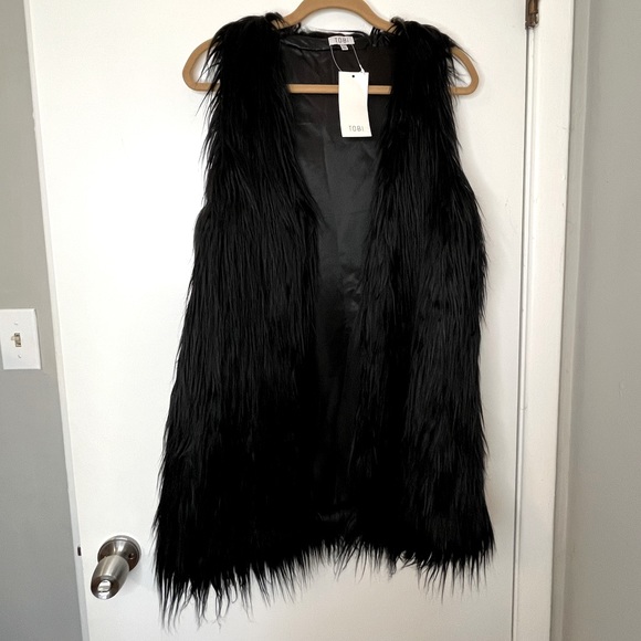 New with tags! Never worn! Tobi True Black Soft Faux Fur Vest with Pockets! - Picture 1 of 3